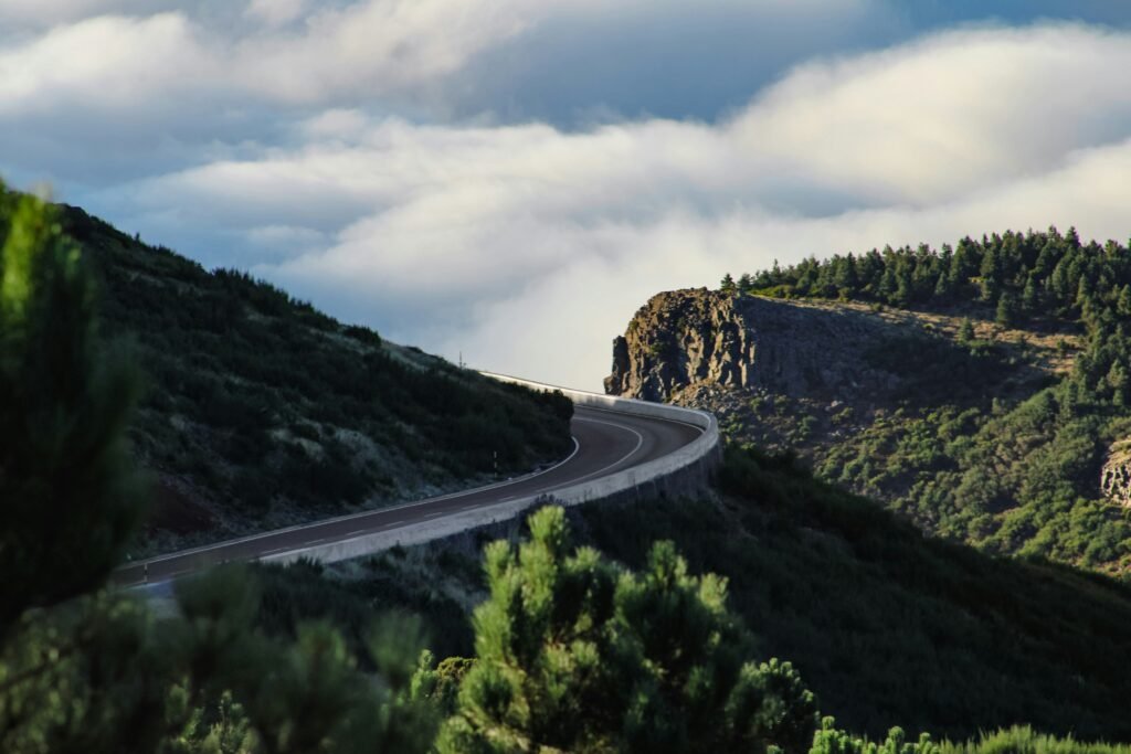Auto rijden op Madeira goede wegen bergwegen
